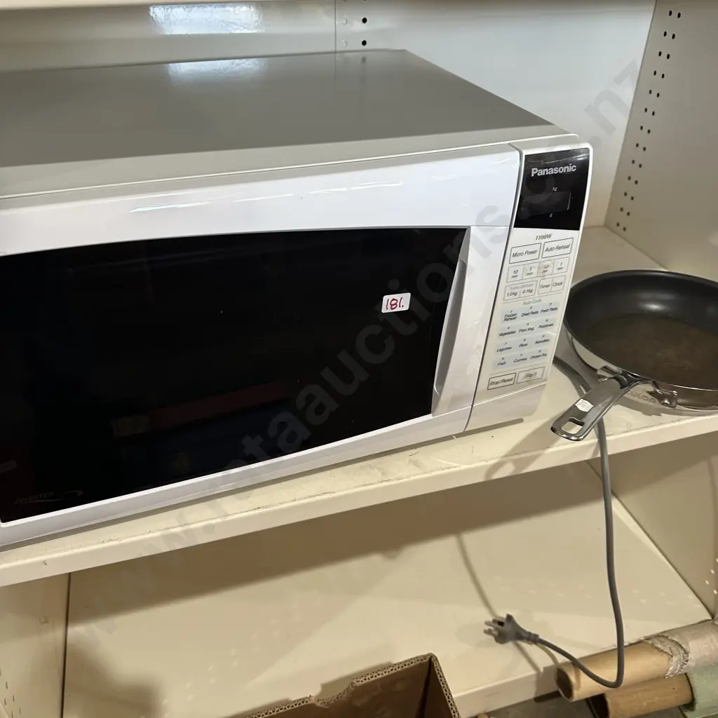 microwave and pan Image 1++