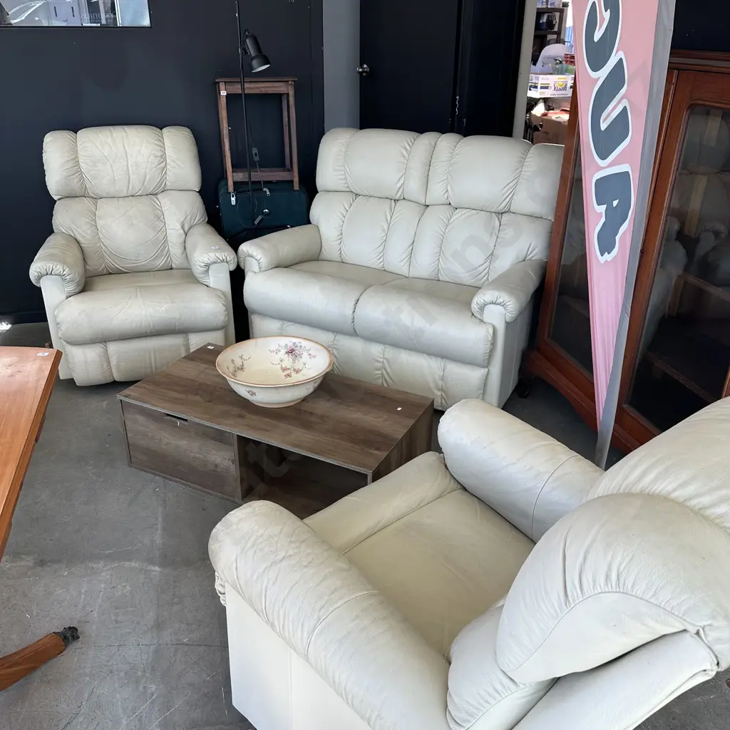Leather La-Z-Boy suite (average) Image 1++
