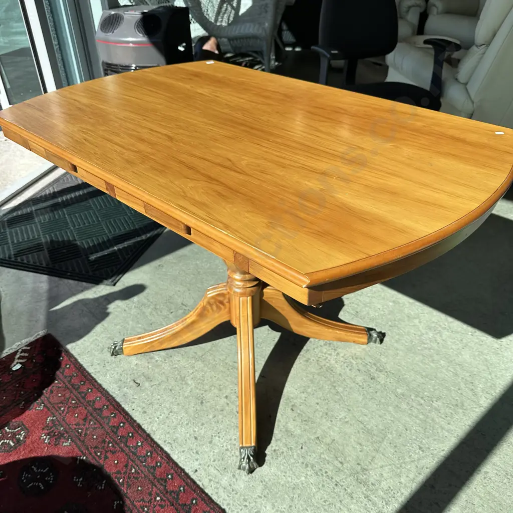 Rimu single pedestal table Image 1++