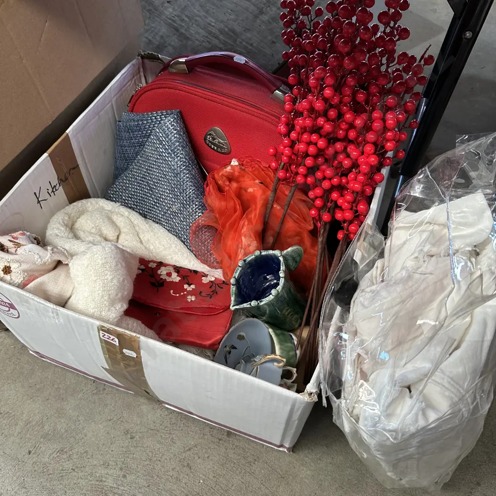 Box lot including Queen Duvet cover set Image 1++