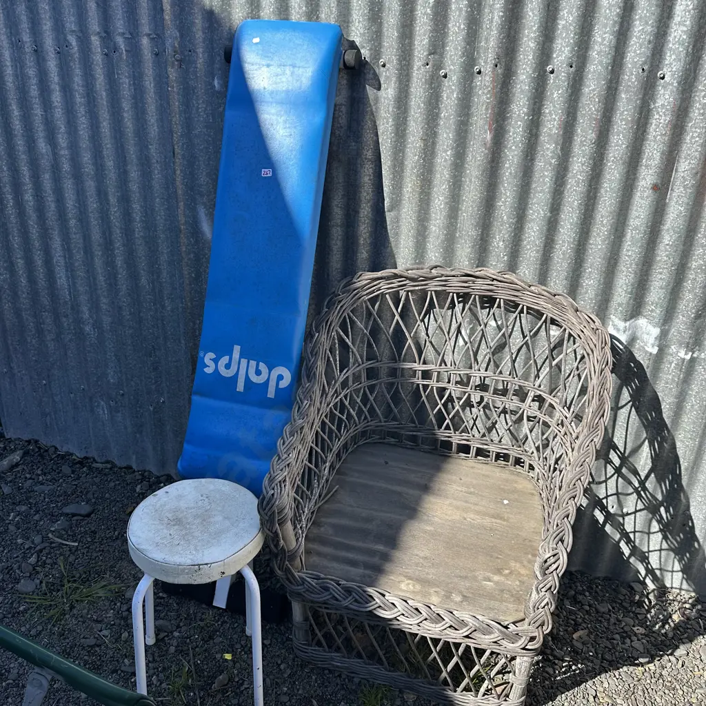 bench press, stool, chair Image 1++