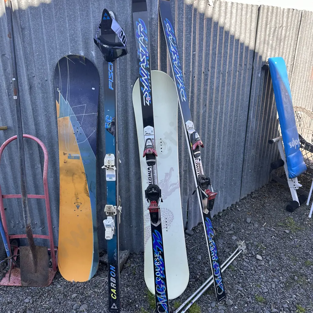 Good googles, very average skis and snowboards Image 1++