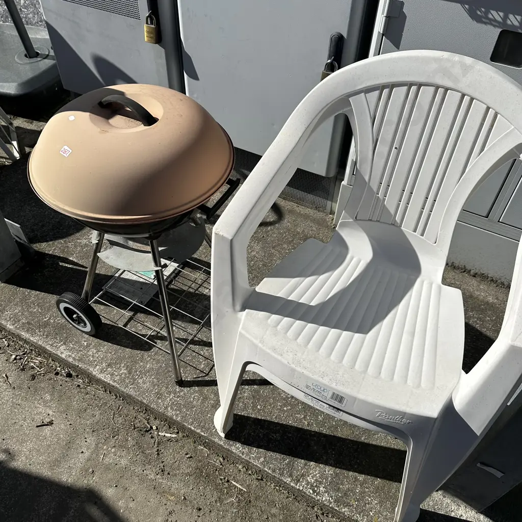 bbq and chairs Image 1++