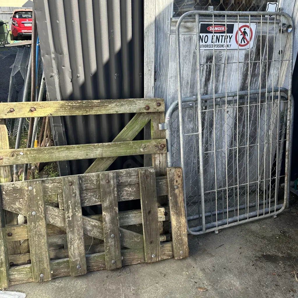 2 wooden and 3 steel gates Image 1++