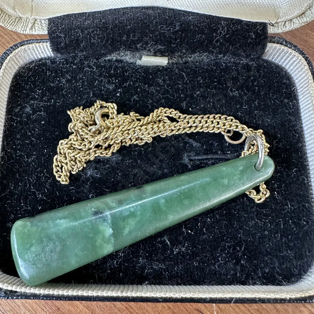 Jade pendant 63mm in length, on chain Image 1++