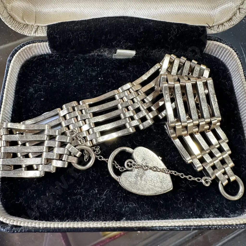 9kt gold bracelet with locket all individual hall marked .375 (19.2g) Image 1++