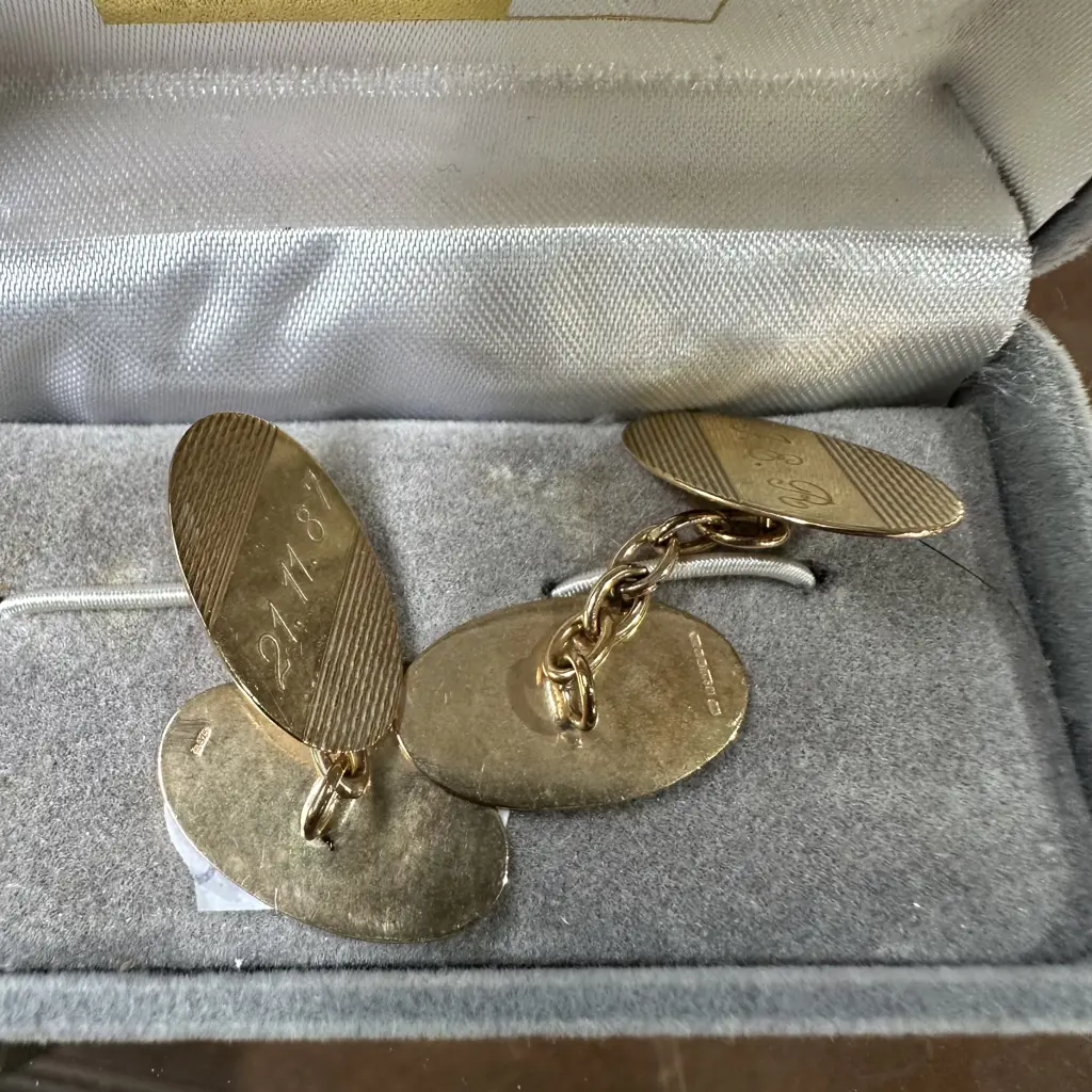 Pr 9kt gold cuflinks, hallmarked and engraved (4.6g) Image 1++