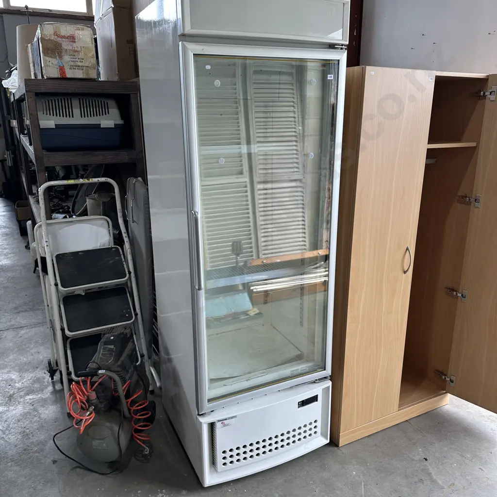 glass front chiller - we cant get it to chill....sold as is Image 1++