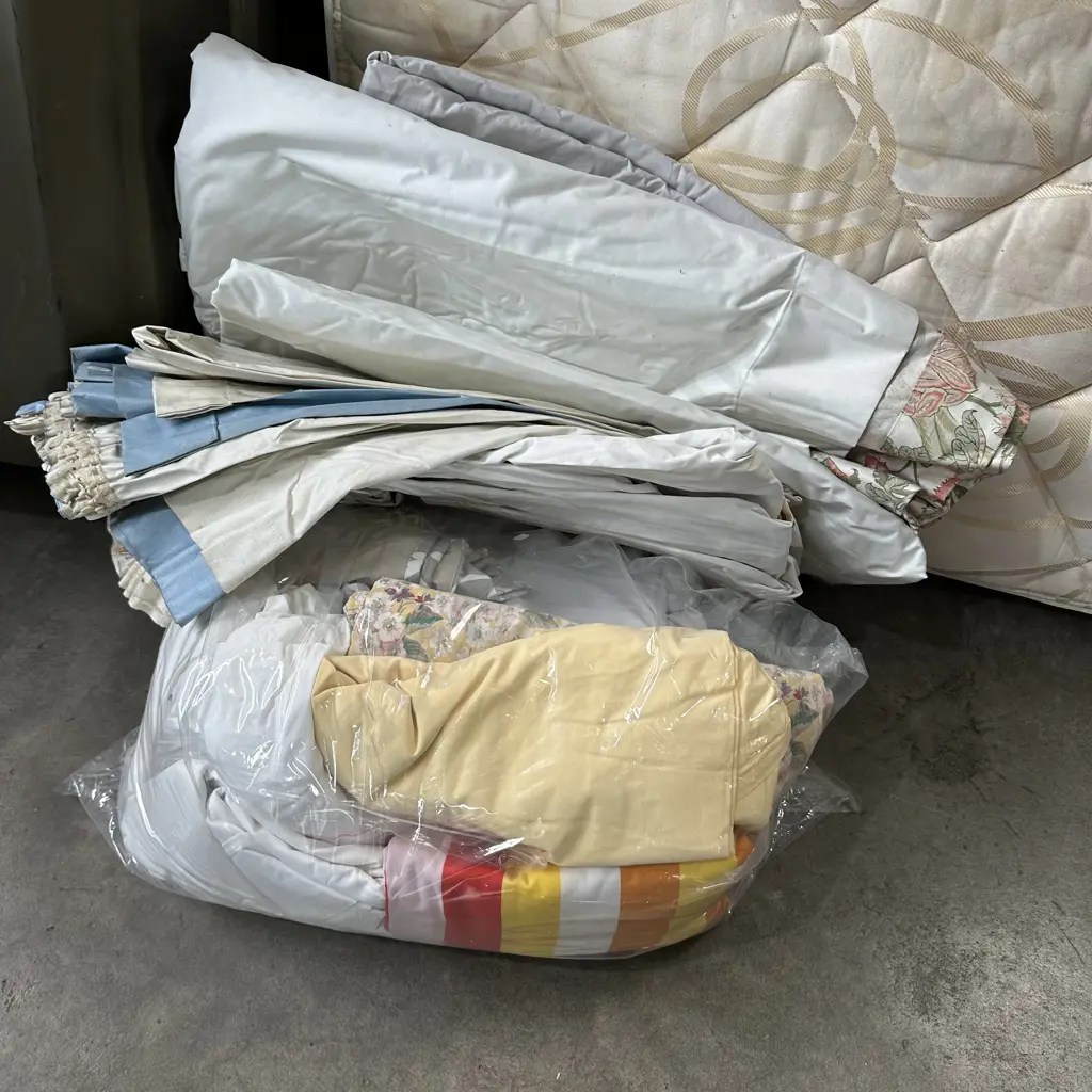 drapes and bedding Image 1++