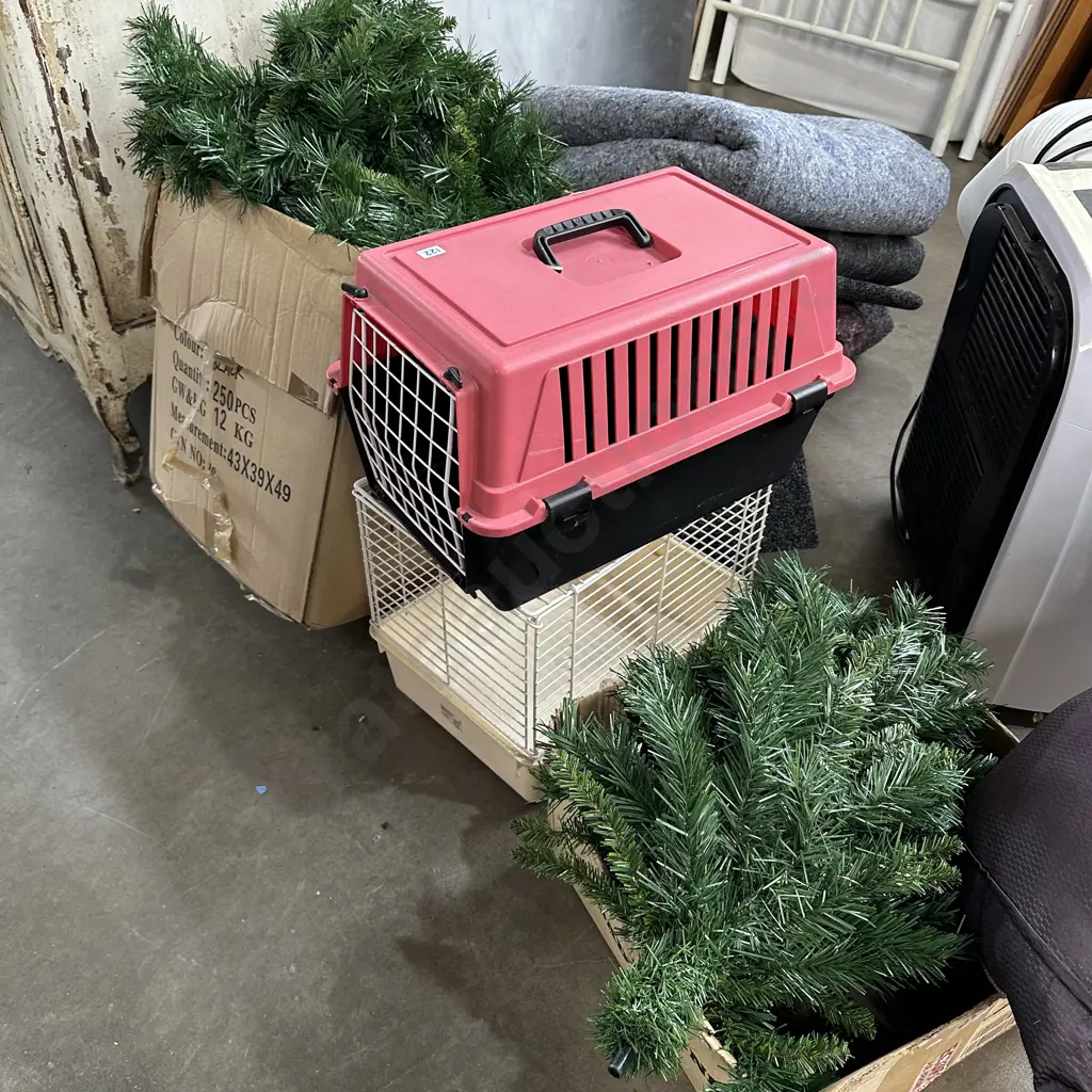pet cages, xmas tree Image 1++