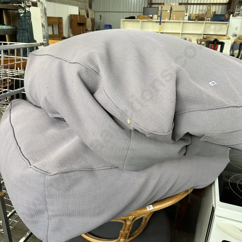 2 x outdoor beanbags Image 1++