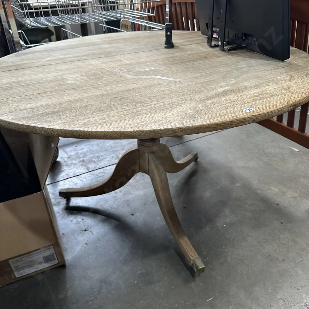 Oak pedistal table Image 1++