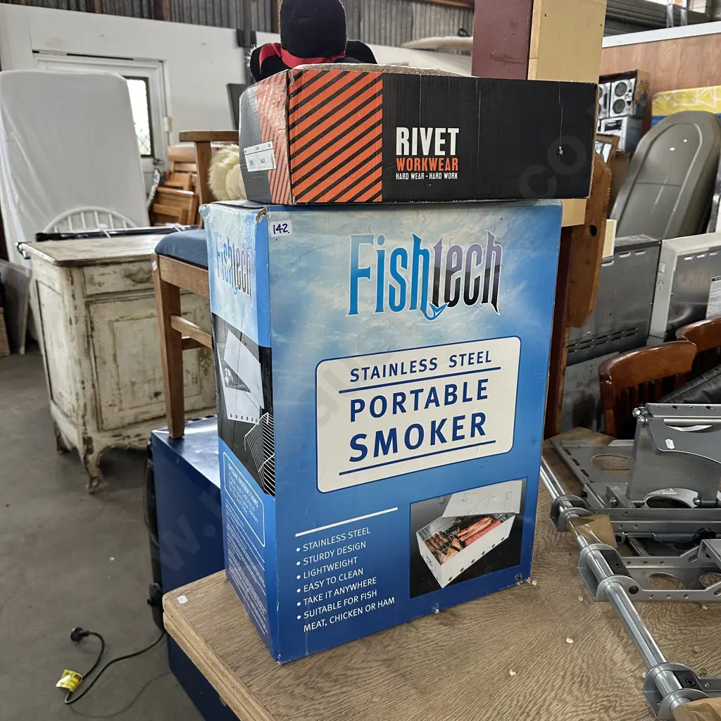 Large fish smoker and wood chip Image 1++