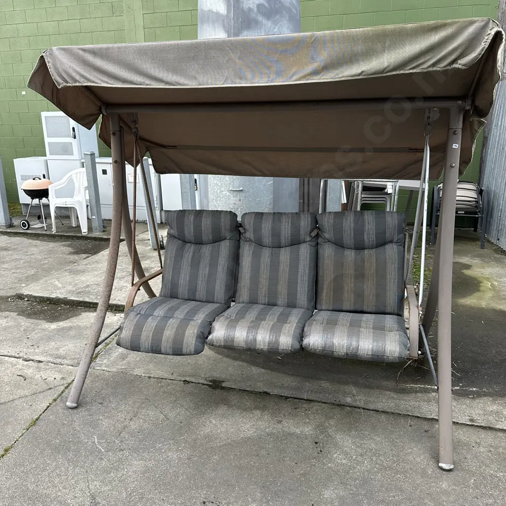 swing seat - some surface rust Image 1++