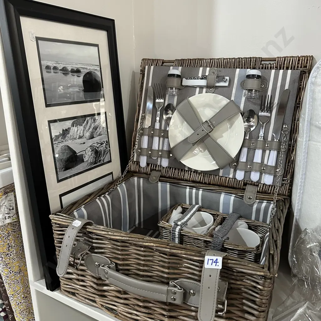 picnic set & signed Boulders picture Image 1++
