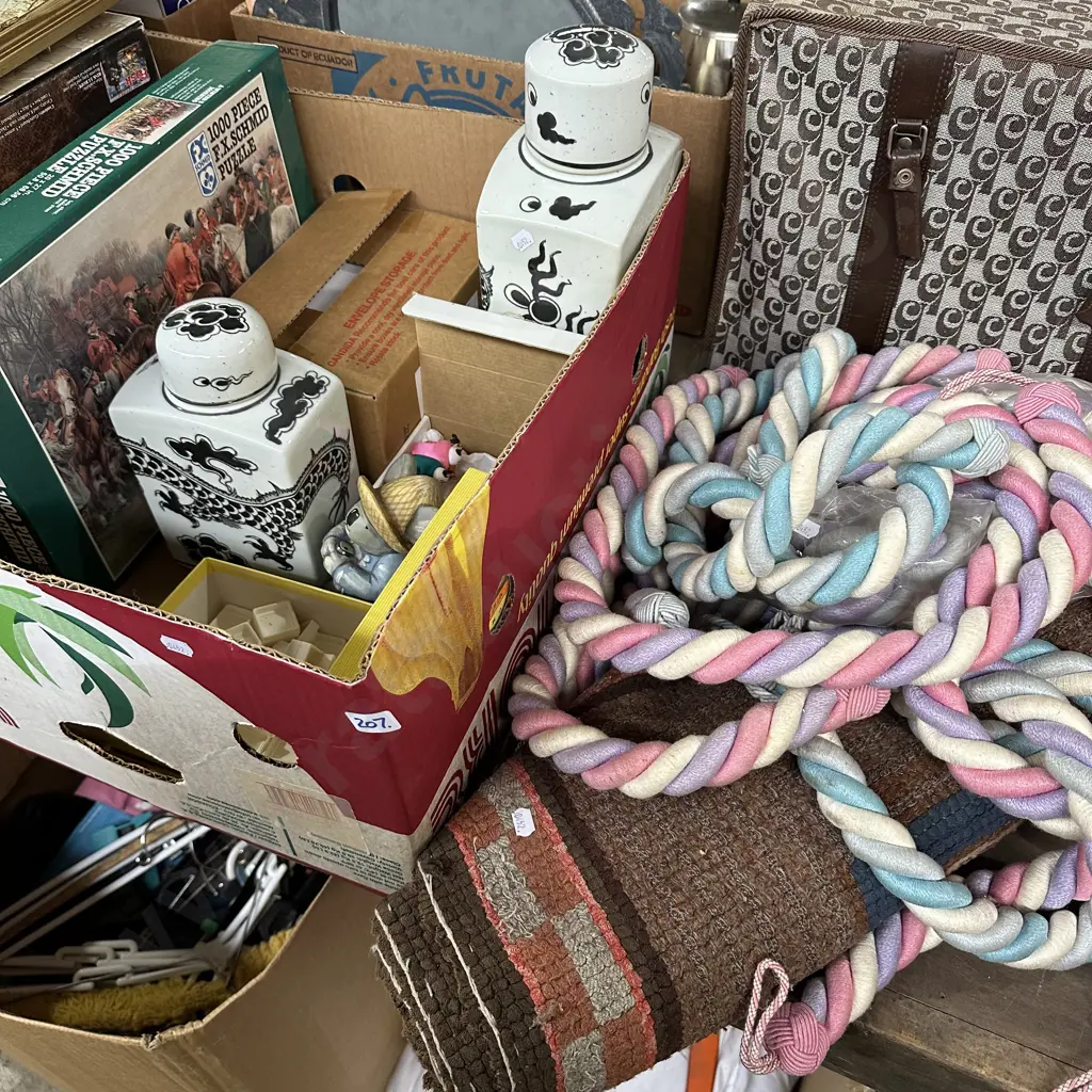 Box,curtain ties,rug. Image 1++