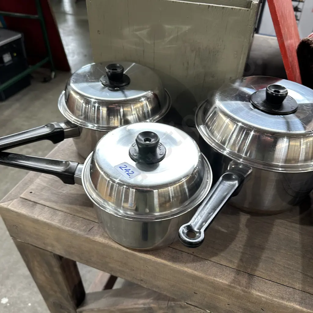 set of 3 copper bottom pots Image 1++