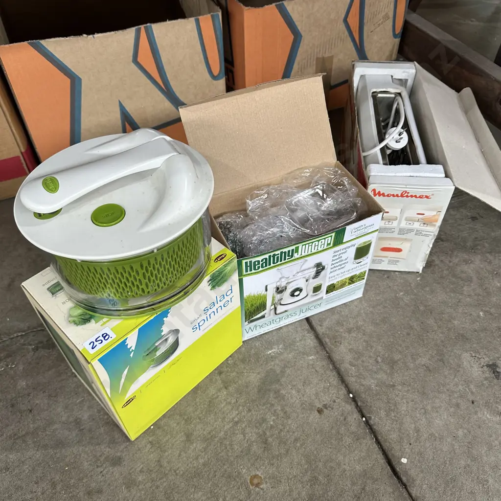 Salad spinner,wheatgrass juicer,average toaster Image 1++
