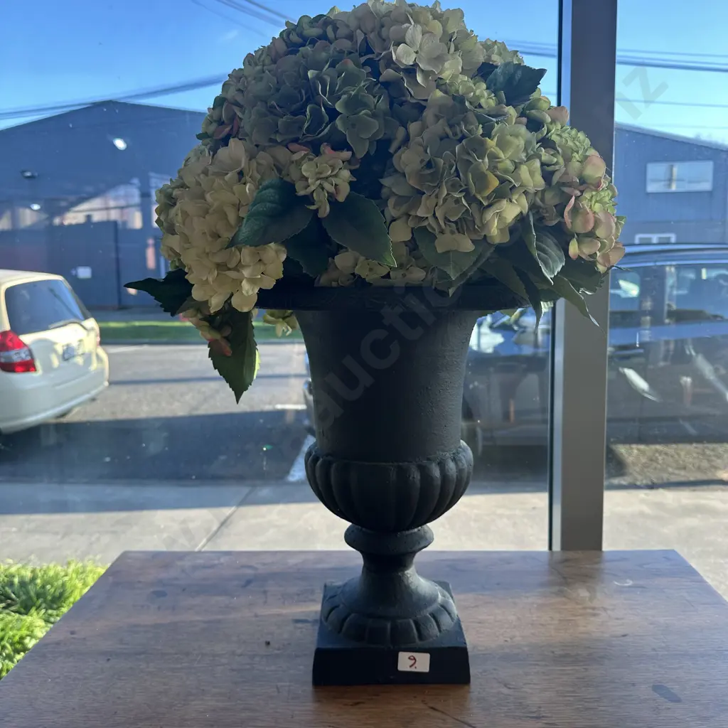 heavy cast planter 41cm & arrangement Image 1++