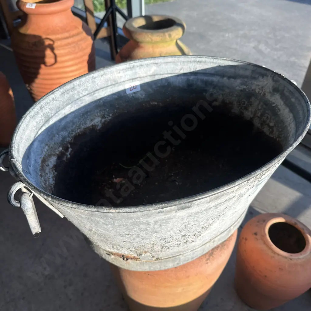 small tin baby bath (rusty base, good for planter) Image 1++