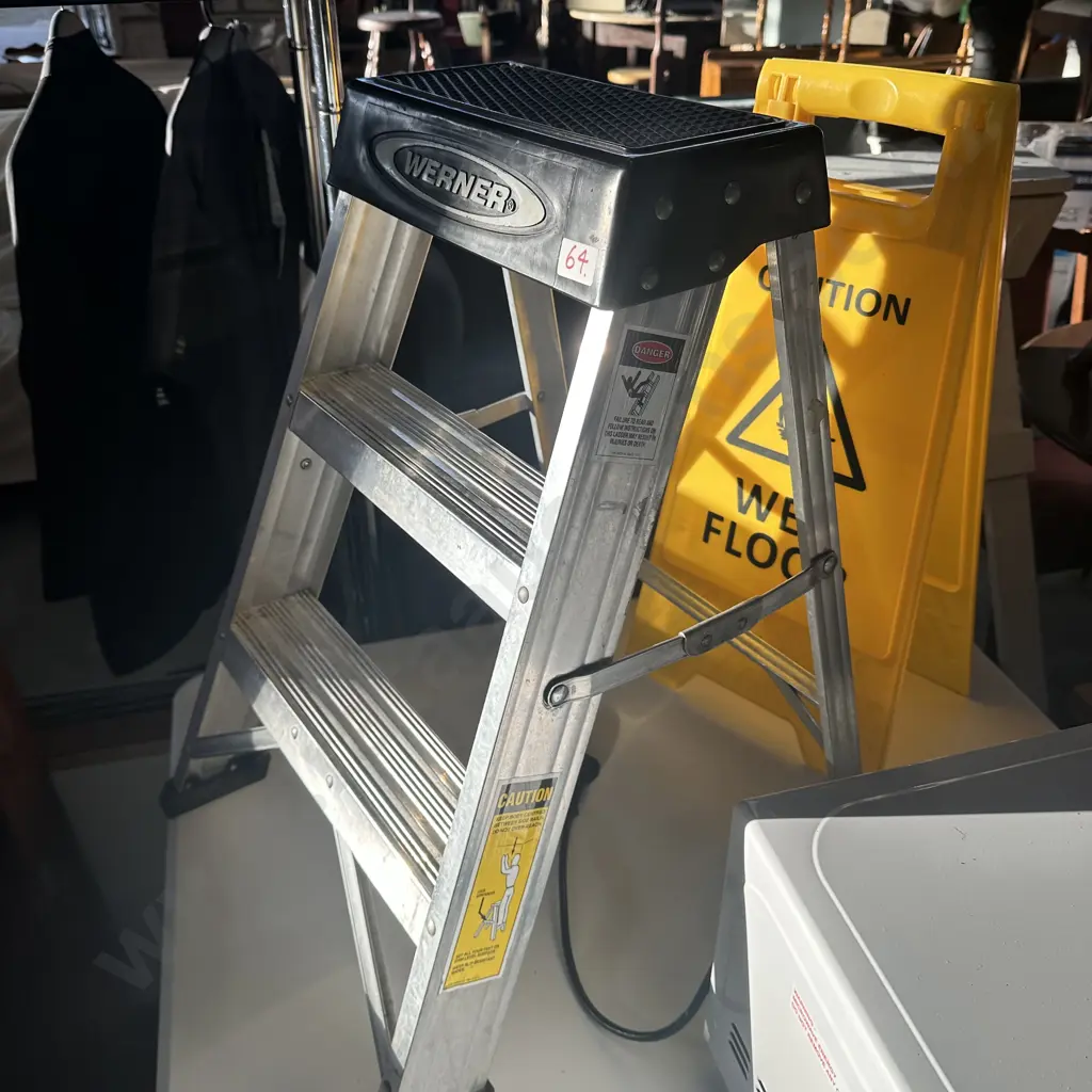 small step and wet floor sign Image 1++