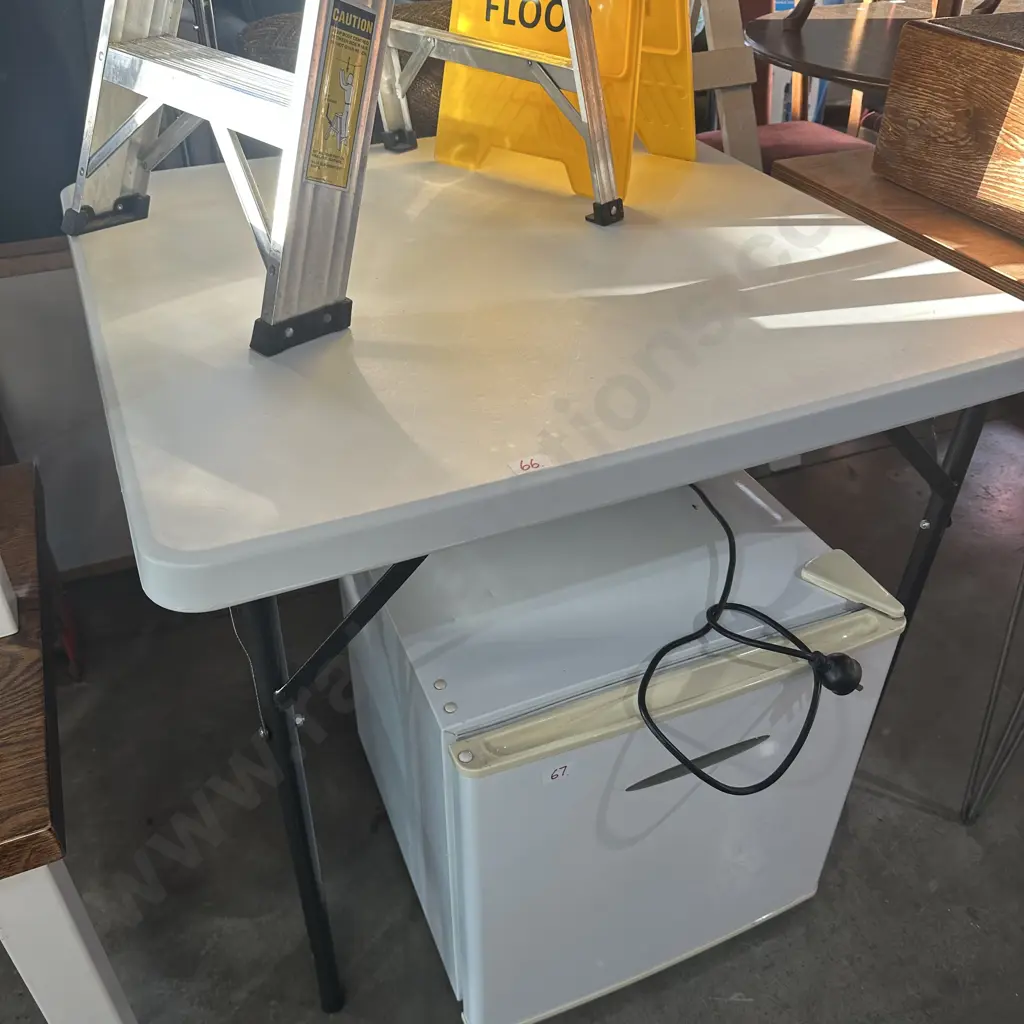 folding table Image 1++