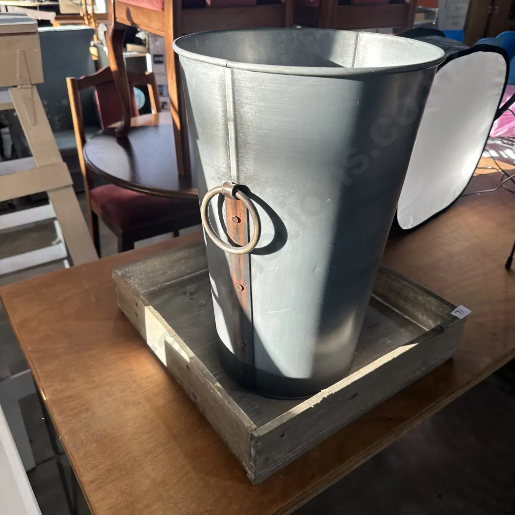 large metal planter/vase and tray Image 1++