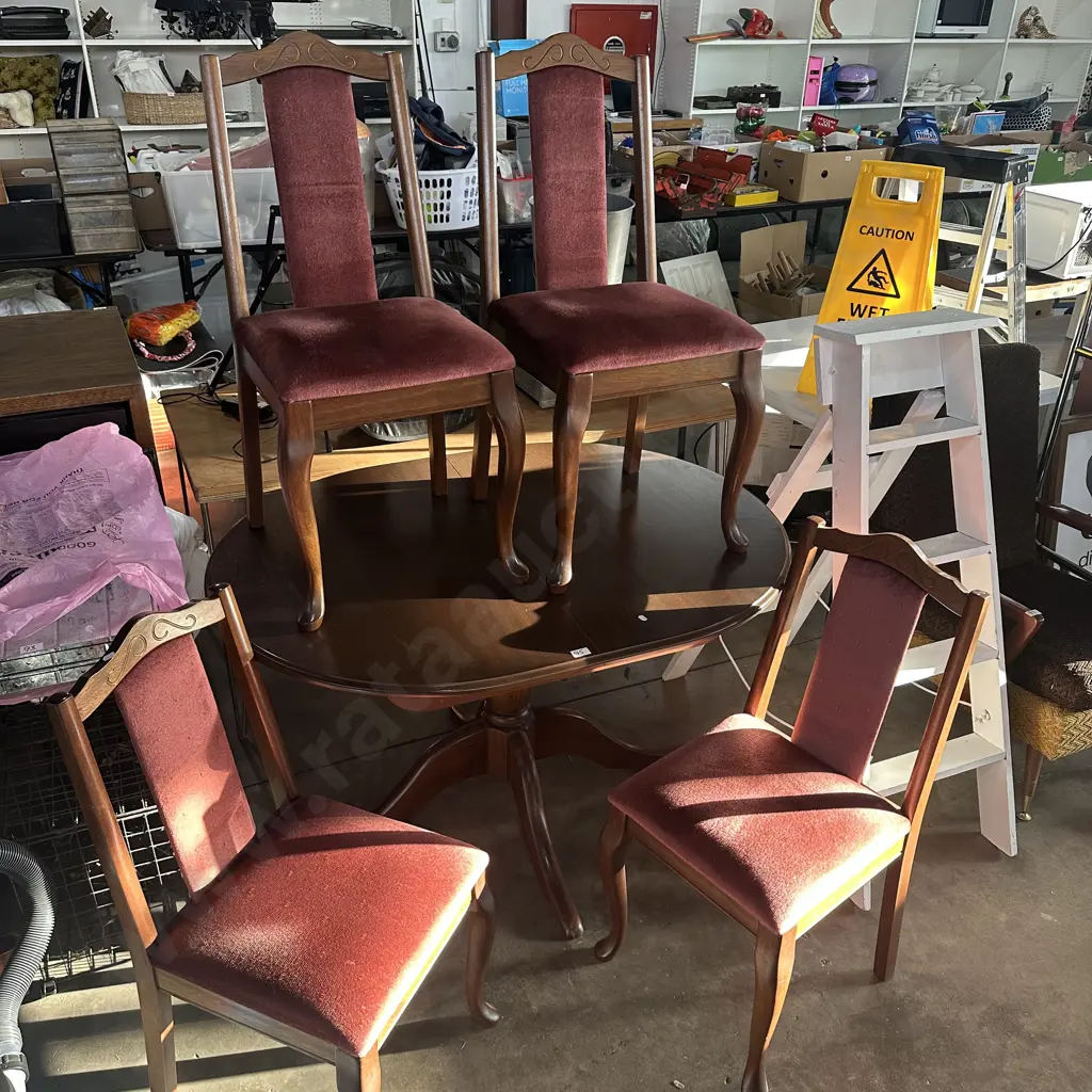 extendable dining table and 4 chairs- good condition Image 1++