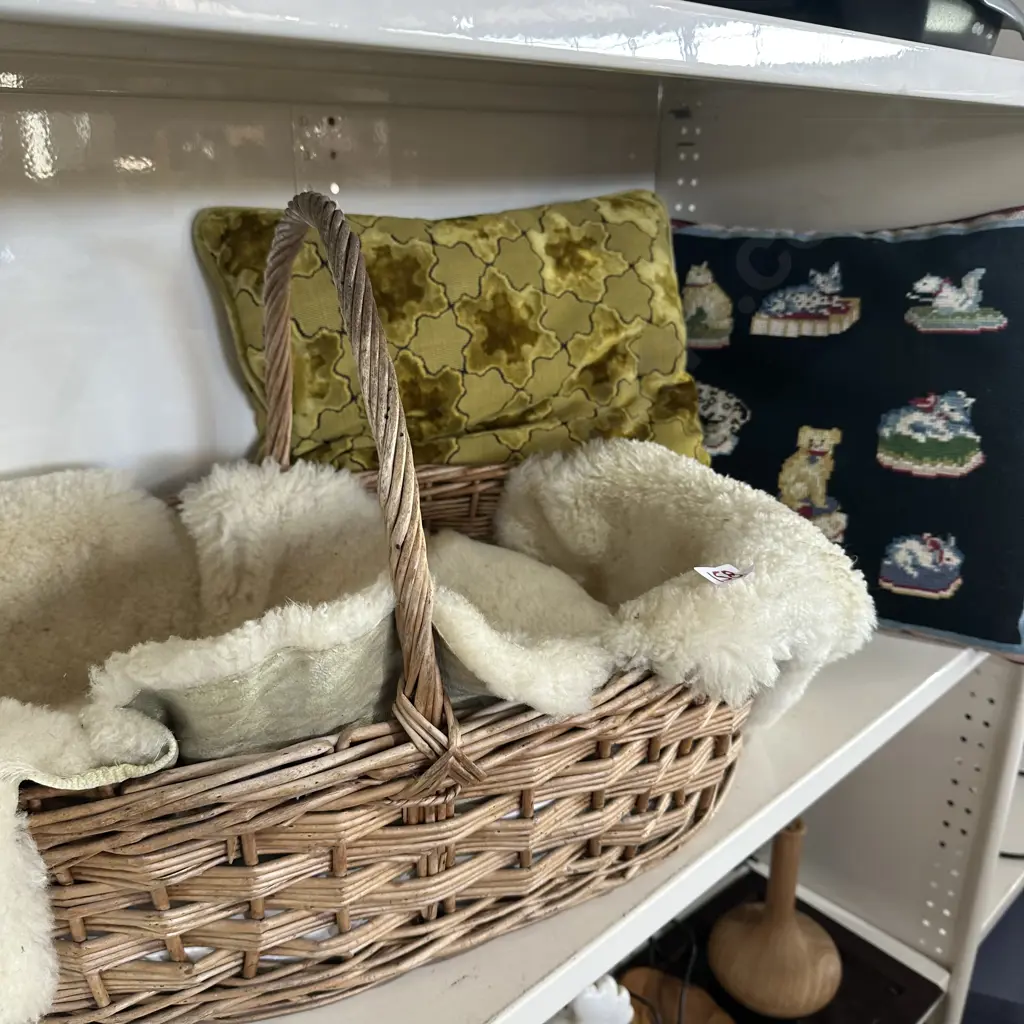 pet basket and cushions Image 1++
