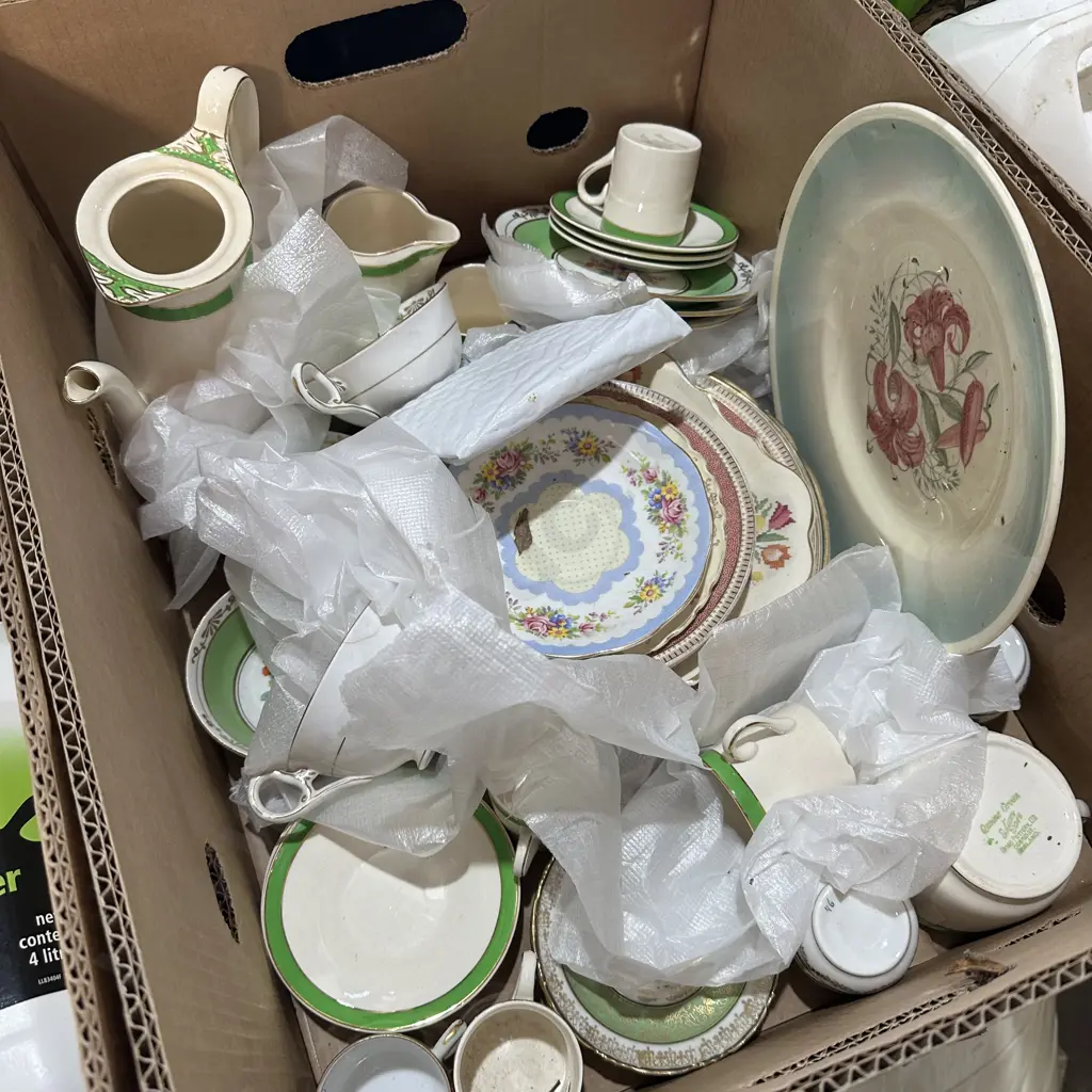 Susie Cooper plate, plus tea service etc Image 1++