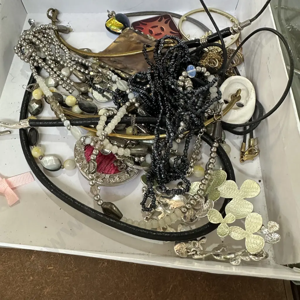 costume jewellery Image 1++