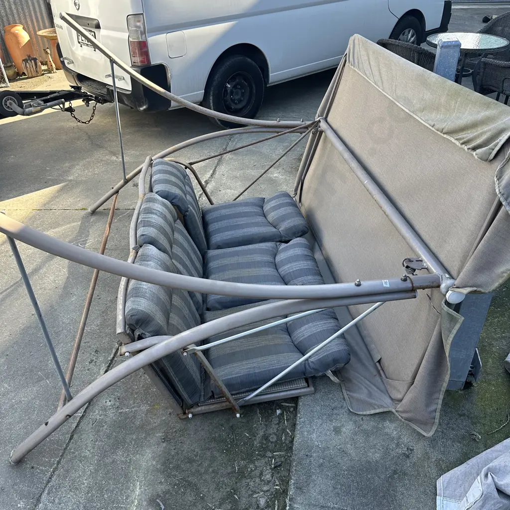large swing seat - good for the bach ! Image 1++