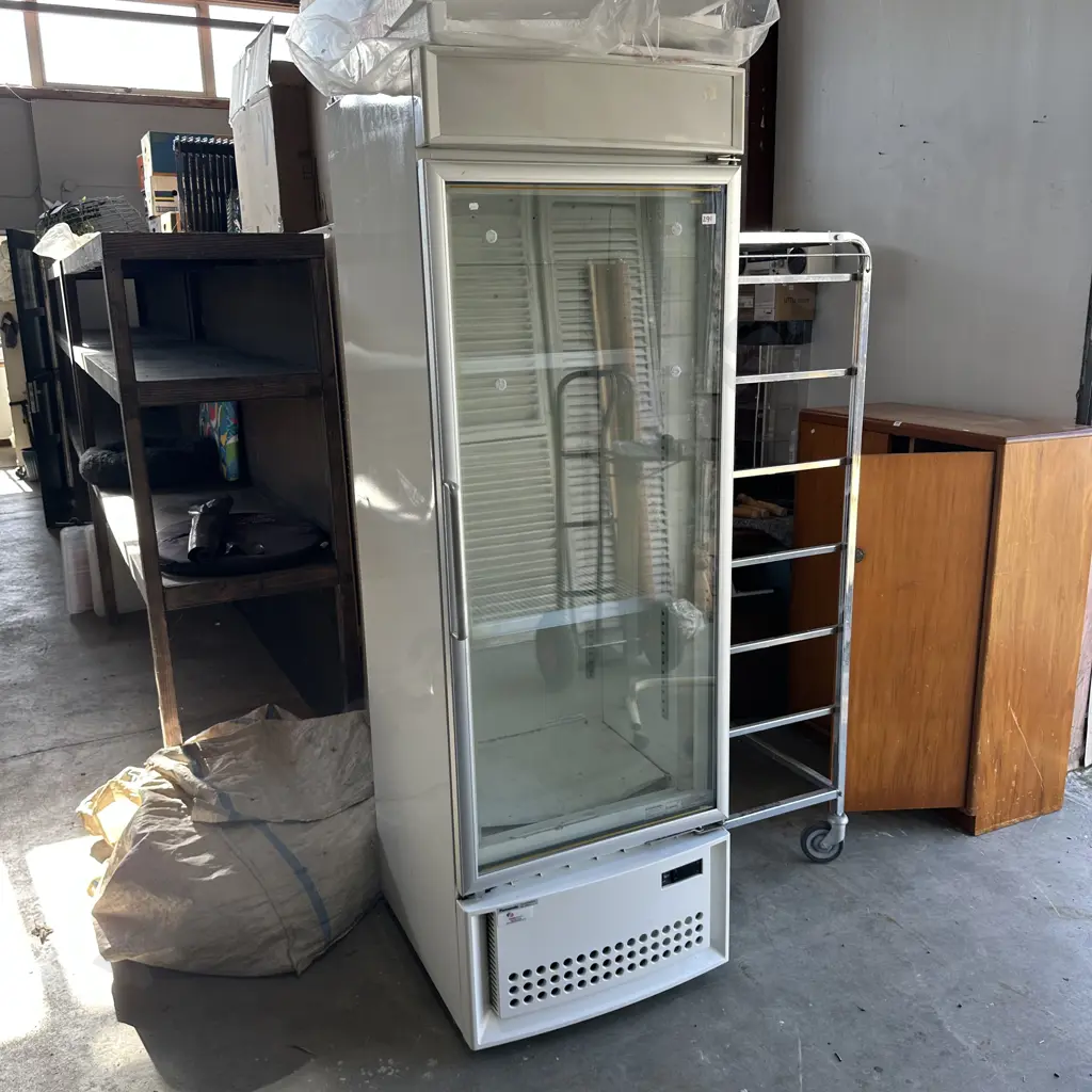 glass front chiller - we cant get it to chill....sold as is Image 1++
