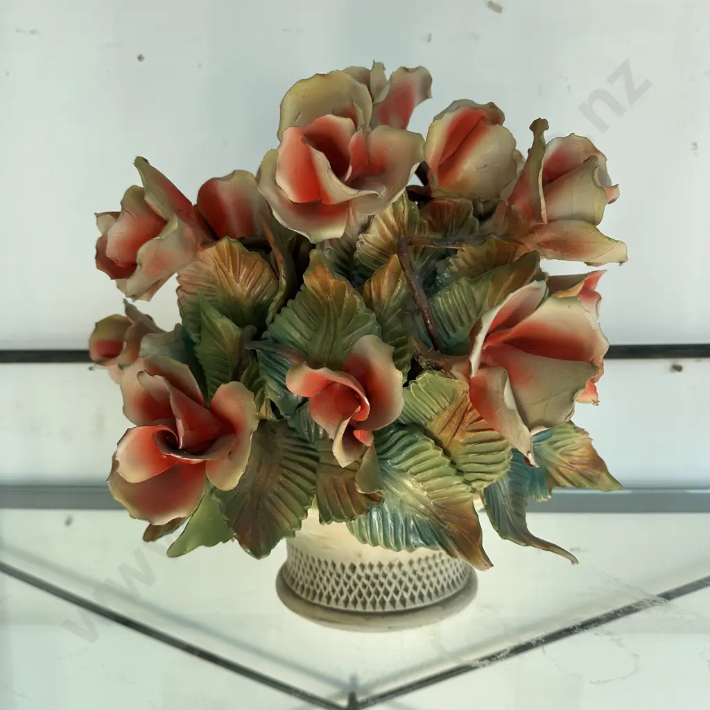 Large Capodimonte style centre arrangement (some damage) Image 1++
