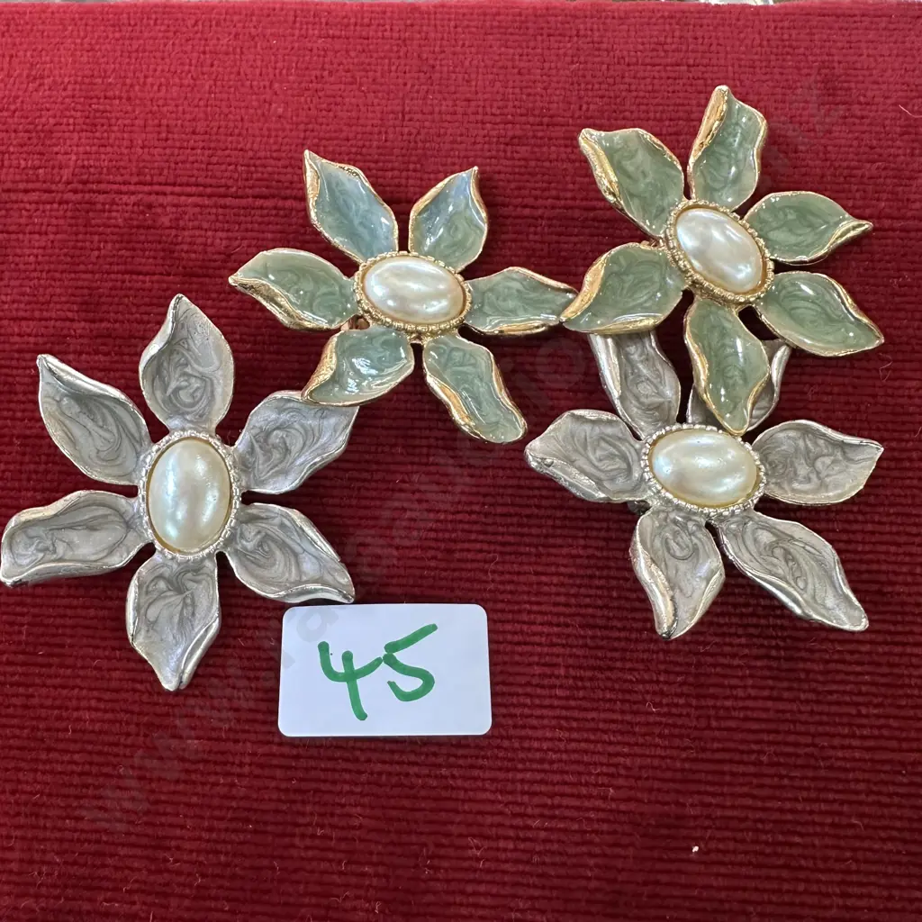 4 brooches Image 1++