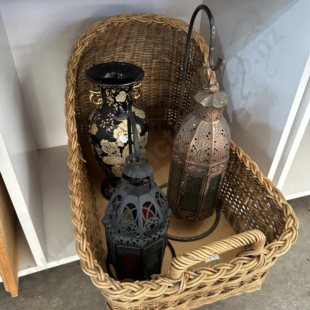 Hanging lamps, vase and bassinet Image 1++