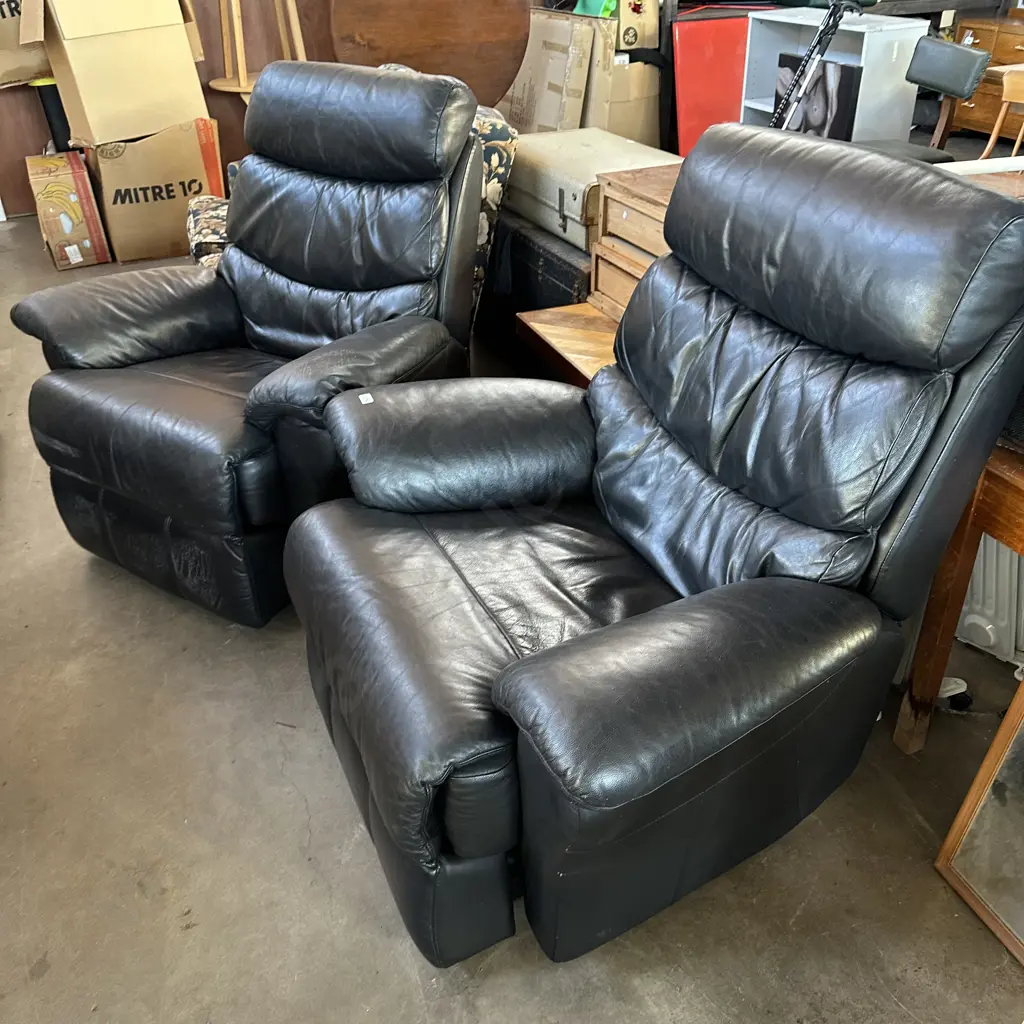 Pr of leather recliner chairs (tidy but one has a broken handle) Image 1++