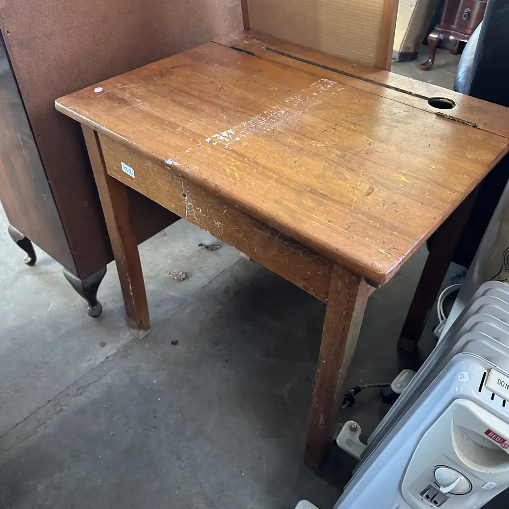 early school desk Image 1++