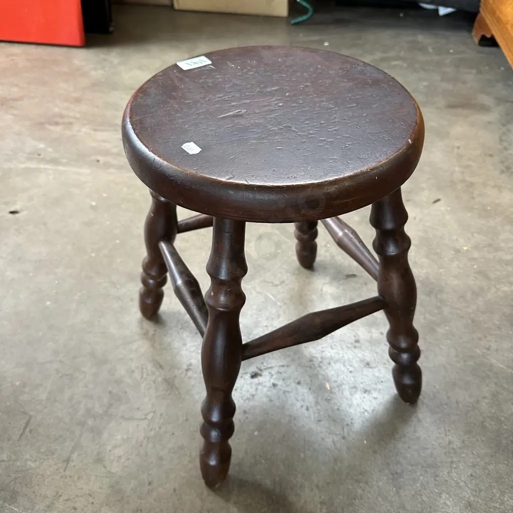 Pine stool Image 1++