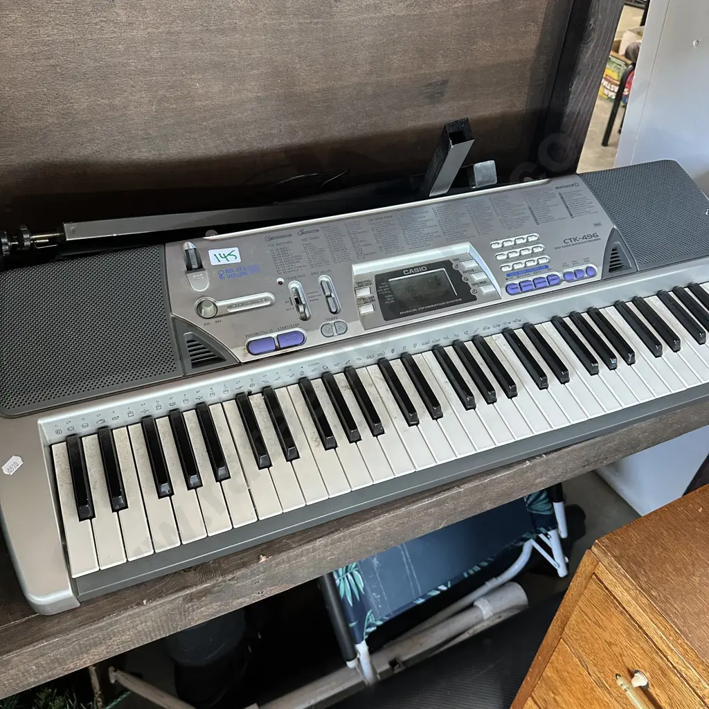 Casio keyboard and stand Image 1++
