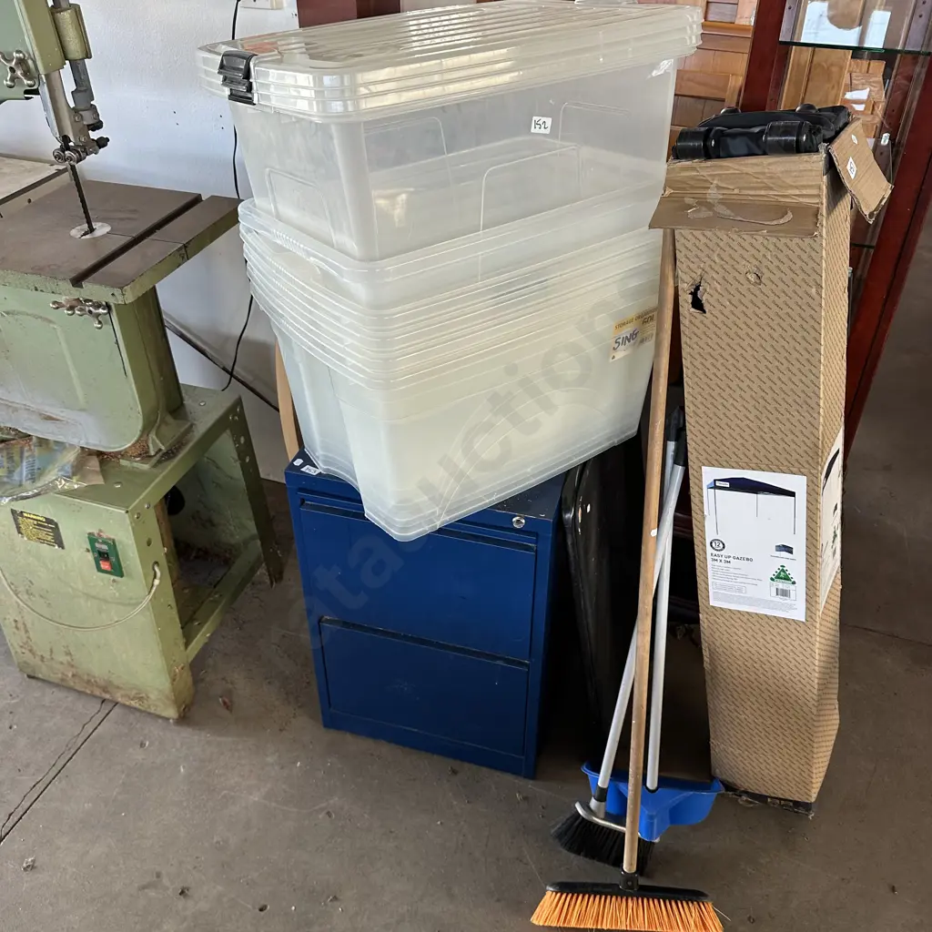 plastic bins, sweep and broom Image 1++