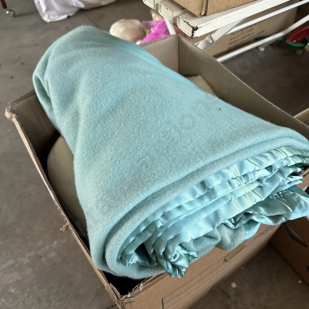 duvet and blanket Image 1++
