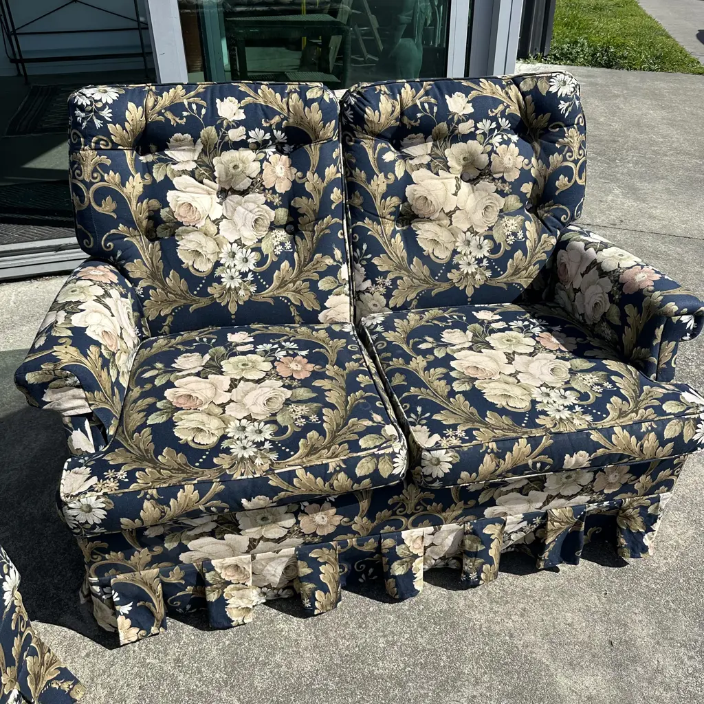 The matching floral 2 seater sofa also excellent condition Image 1++