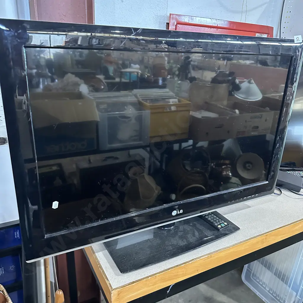LG TV model 32Ls3400 (no power cord) Image 1++