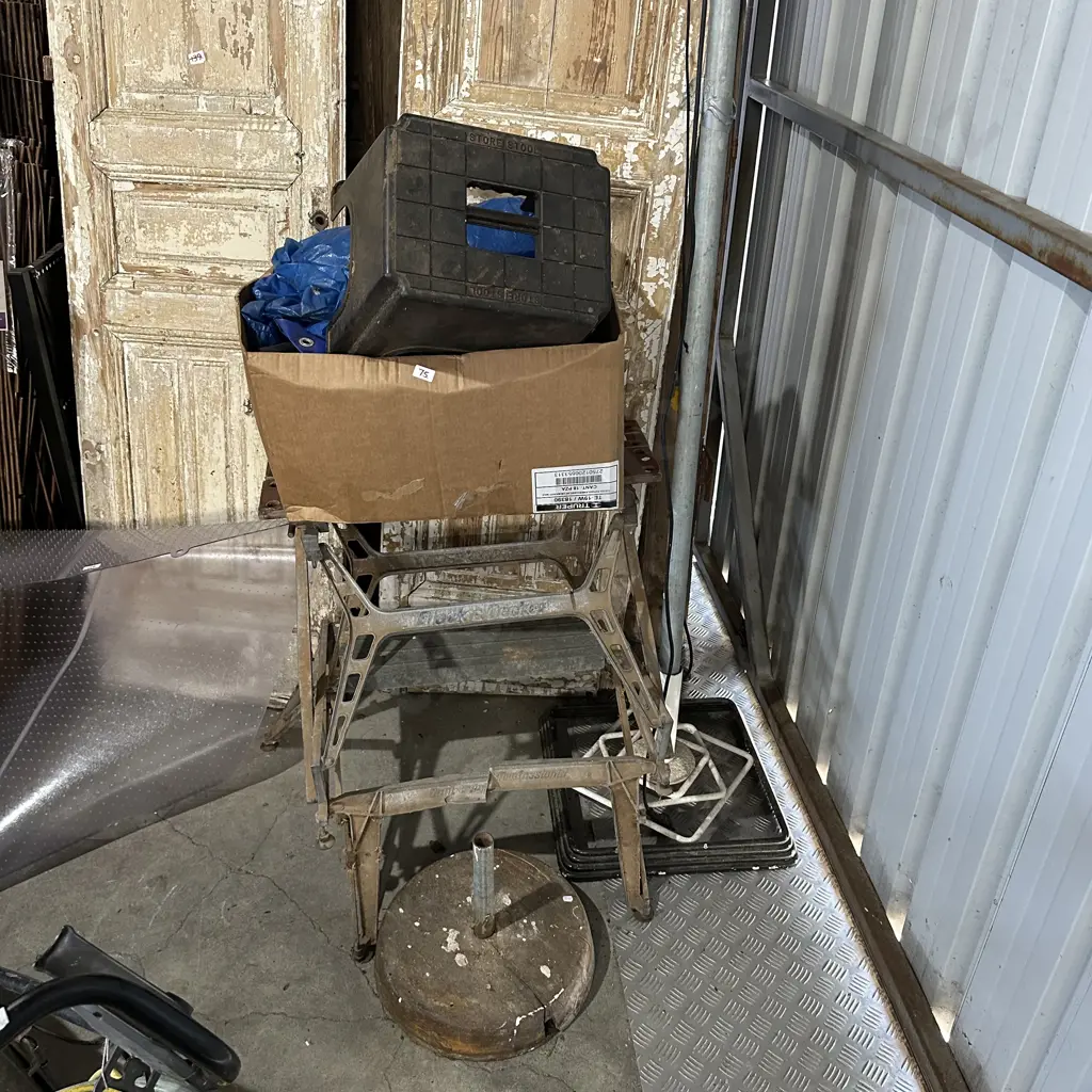 Floodlight,umbralla stand,stool and tarps etc Image 1++