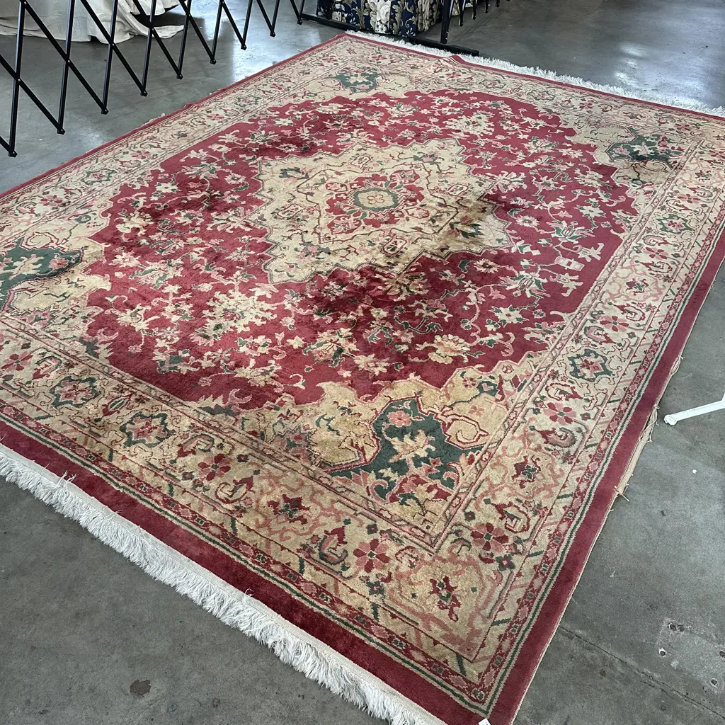 Large decorative rug 3330 x 2500 (has some wear) Image 1++