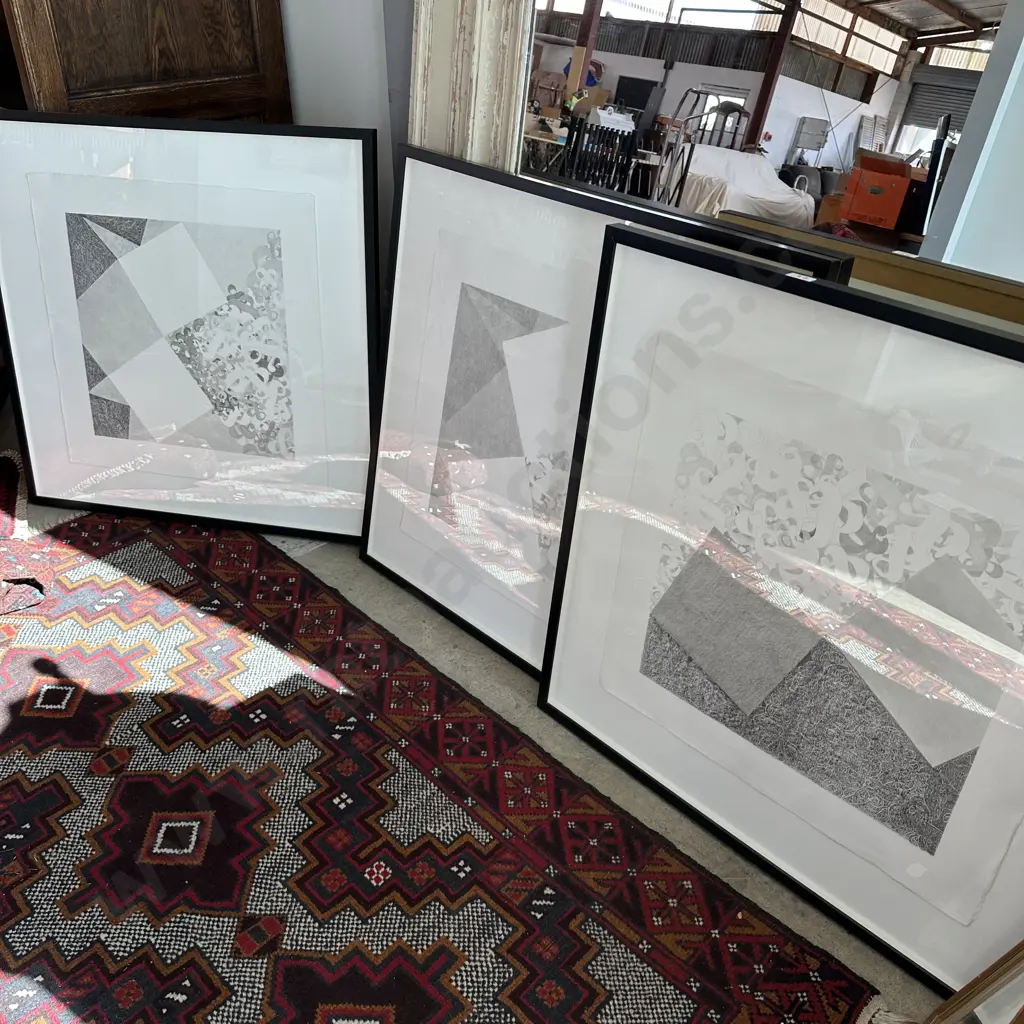 Set of 3 pictures in good frames Image 1++