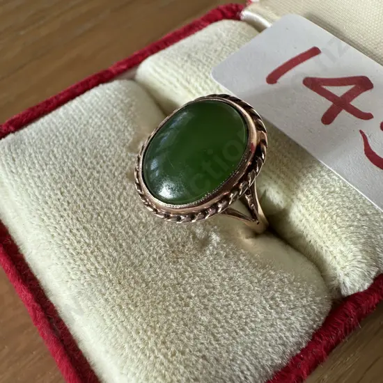 vintage 9ct  gold  &  jade cabochon dress ring