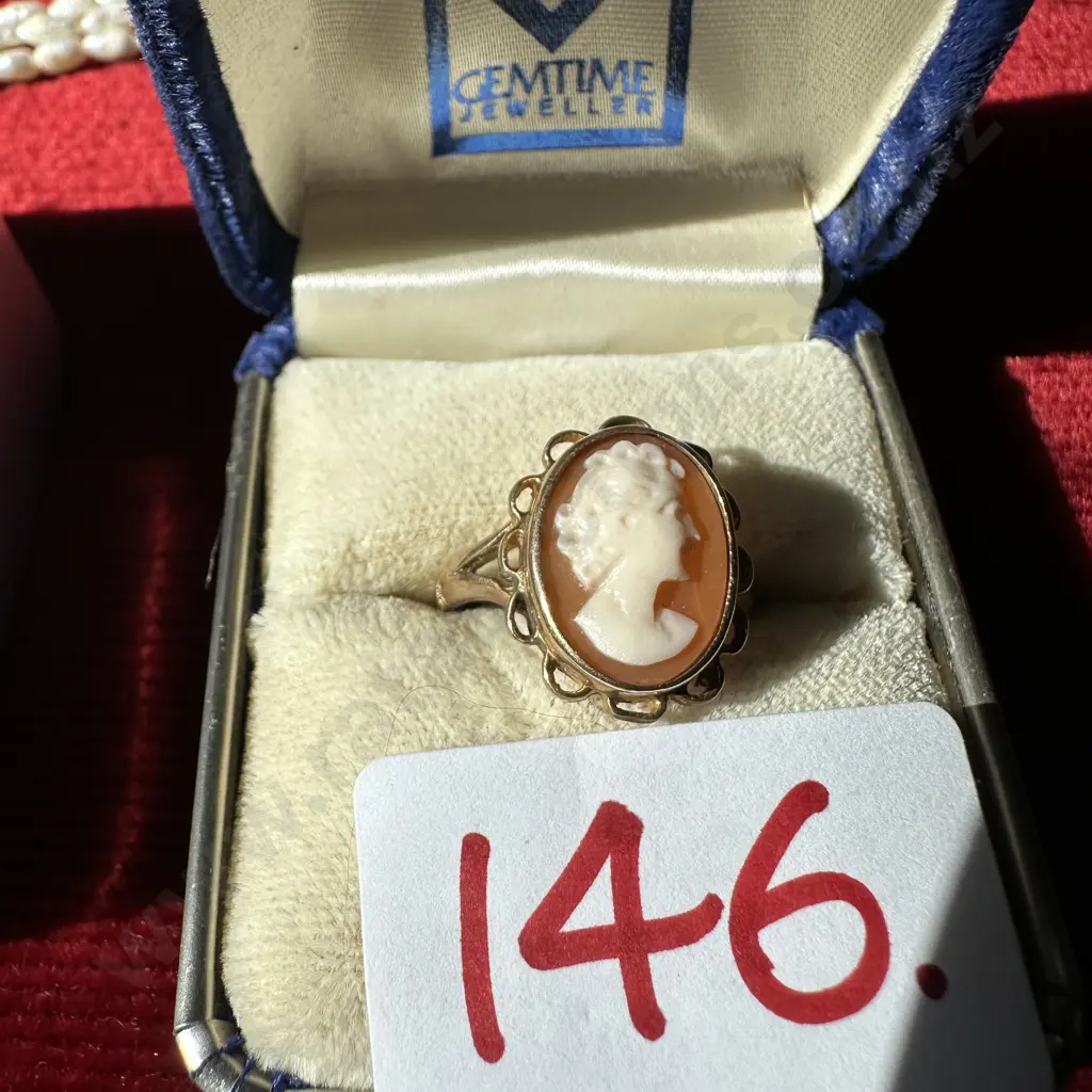 hall marked W&G .375 gold cameo ring Image 1++
