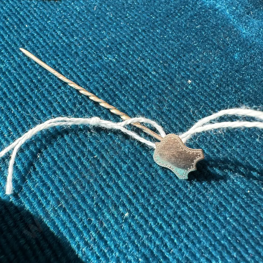 .95g 9kt gold pin Image 1++